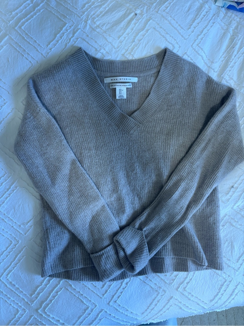 2/$30 Max Studio Women's beige V-Neck Ribbed Sweater